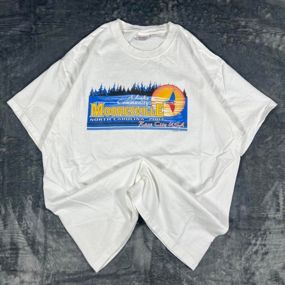 2004‎ Mooresville Lake NC White Graphic T-Shirt - size large